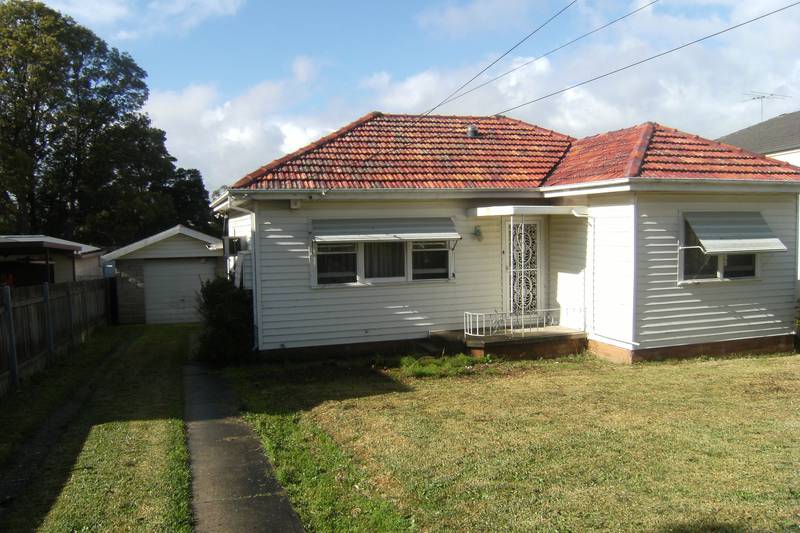 Short Term Lease - large block, clean home. Picture 1