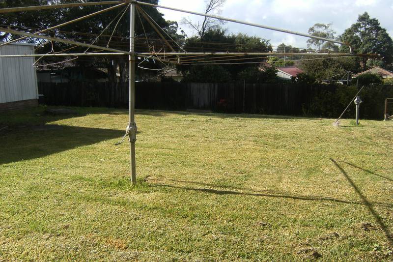 Short Term Lease - large block, clean home. Picture 3