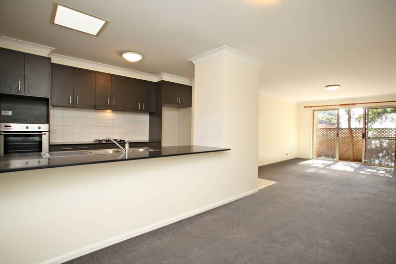 SPACIOUS MODERN VILLA HOME IN CENTRAL LOCATION Picture 1