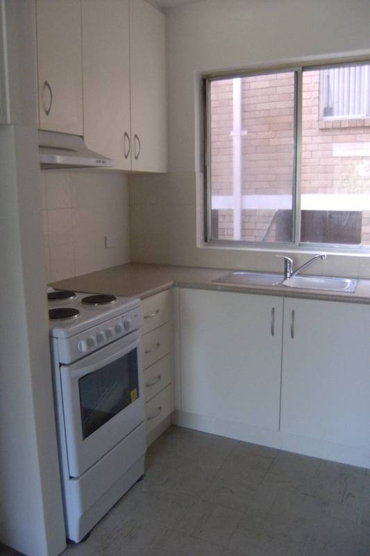 Renovated fresh 2 bedroom unit Picture 2