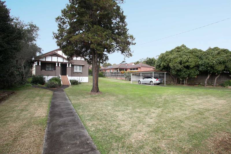 Lovely Family Home - INCLUDES LAWNS MAINTENANCE Picture 1