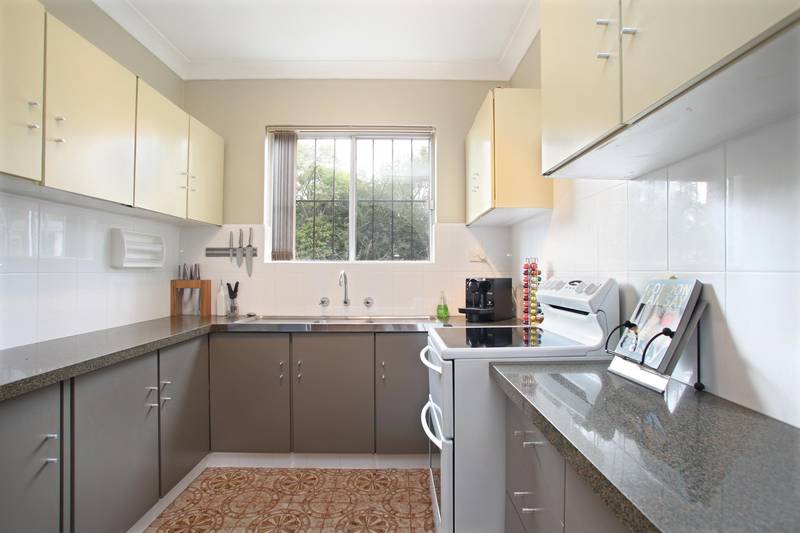 Lovely Family Home - INCLUDES LAWNS MAINTENANCE Picture 2