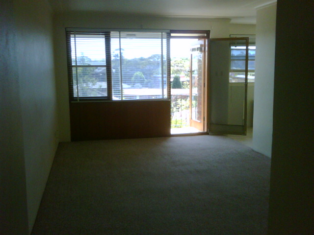 BRIGHT AND SUNNY UNIT WITH BRAND NEW KITCHEN Picture 2