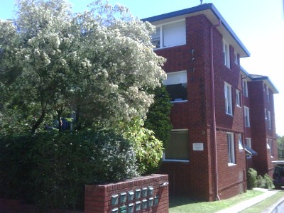 BRIGHT AND SUNNY UNIT WITH BRAND NEW KITCHEN Picture