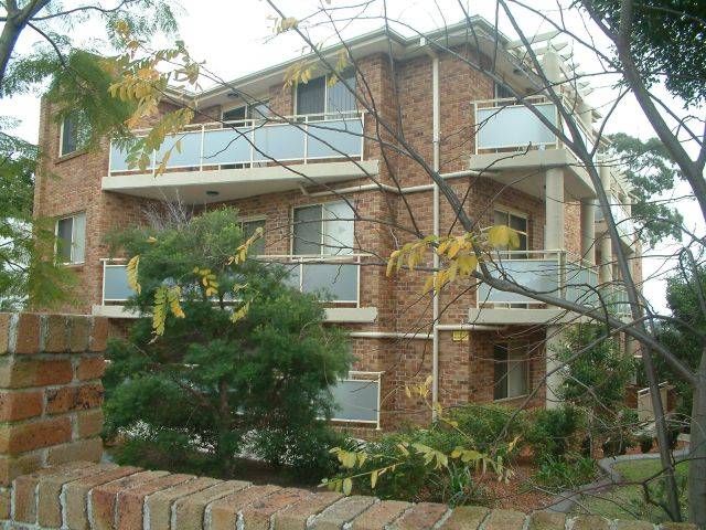 Spacious Open Plan Apartment - Ideal Location Picture 1