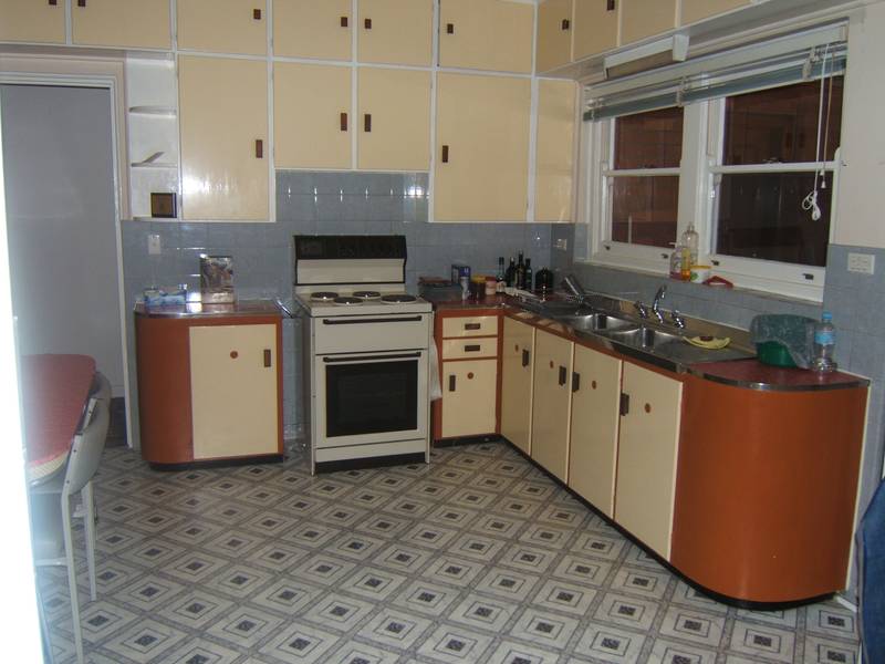 Comfortable Family Home!! LARGE LOCK UP STORAGE Picture 2