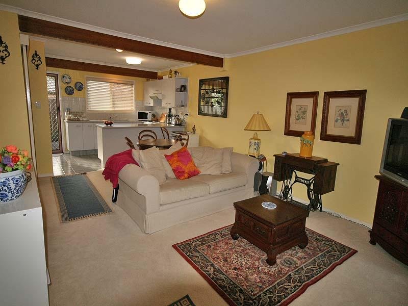 A SUNNY PLACE TO LIVE. Picture 2