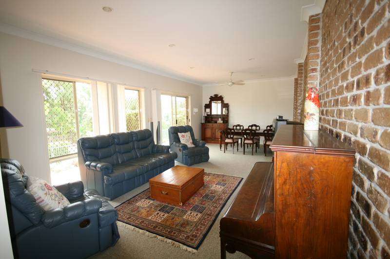 36 SQUARES - 5 BEDROOMS - NEARLY HALF AN ACRE Picture 2