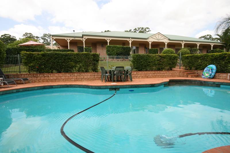 36 SQUARES - 5 BEDROOMS - NEARLY HALF AN ACRE Picture 1