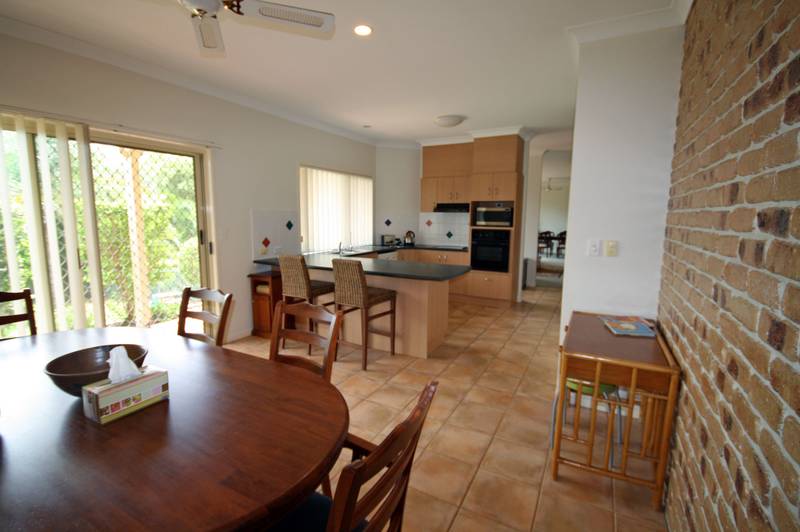 36 SQUARES - 5 BEDROOMS - NEARLY HALF AN ACRE Picture 3