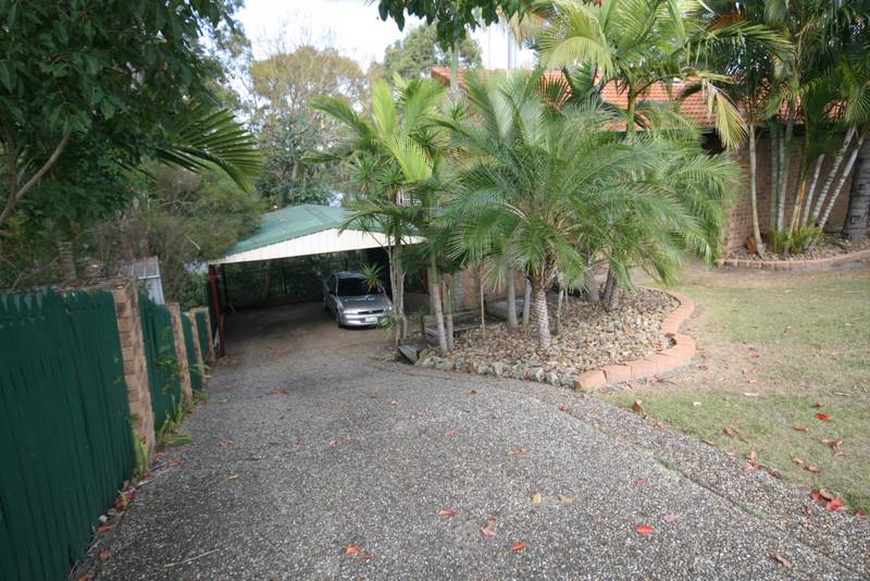 Split level home on nearly one third of an acre in Shailer Park Picture 2