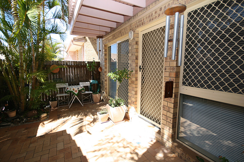 IMMACULATE TOWNHOUSE Picture 1