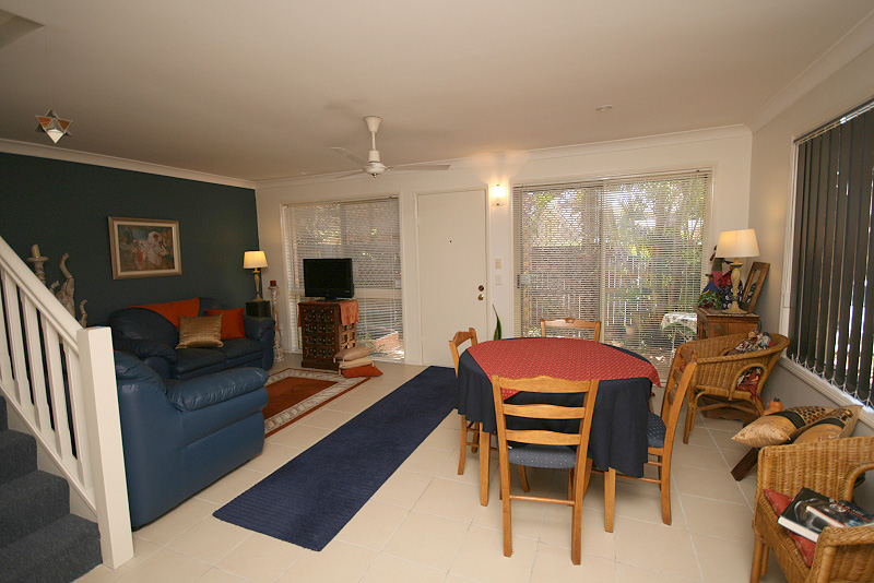 IMMACULATE TOWNHOUSE Picture 2