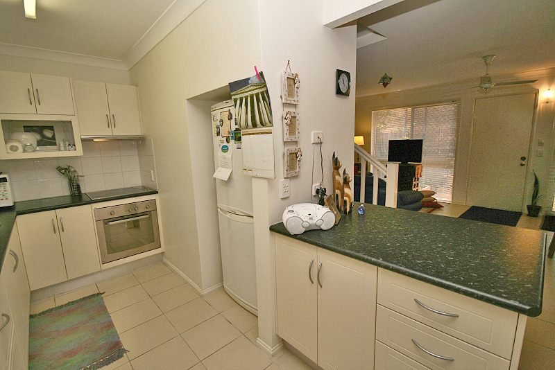 IMMACULATE TOWNHOUSE Picture 3