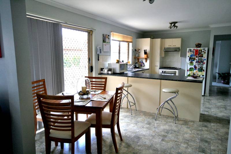 YOU WILL WANT TO LIVE HERE. Picture 3