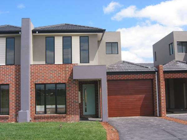 NEAR NEW TOWNHOUSE LOOKING OVER PARKLAND Picture 1