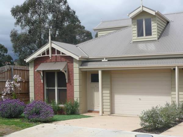 Near New 2 Bedroom Unit Picture 1