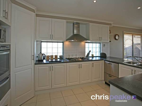 TRIPLE GARAGE PLUS ONE Picture 2