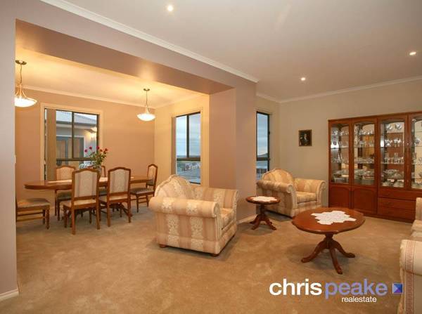 A FAMILY MANSION WITH VIEWS Picture 2