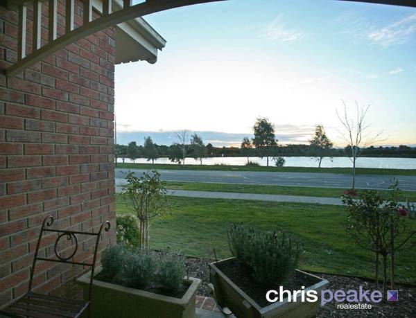 A ROSELEIGH ON THE WATER Picture 2