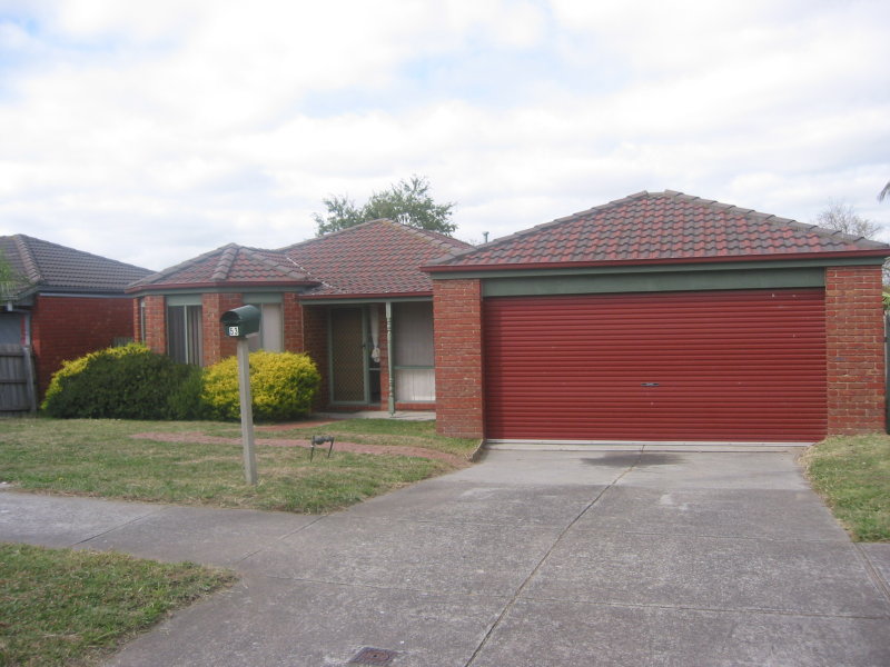 Large secure yard for the kids to play...... Picture 1