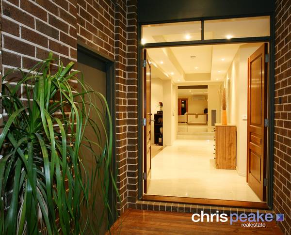 STYLISH, LIGHT AND SPACIOUS Picture 2