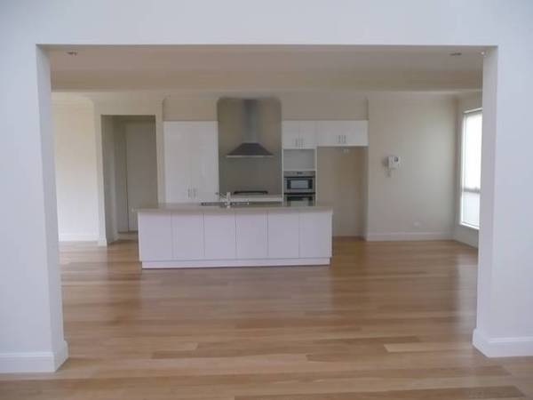 GOLD CLASS TOWNHOUSE!!!! Picture 3