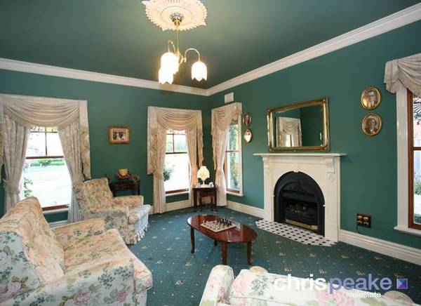 A WARM MIX OF YESTERDAY AND TODAY! Picture