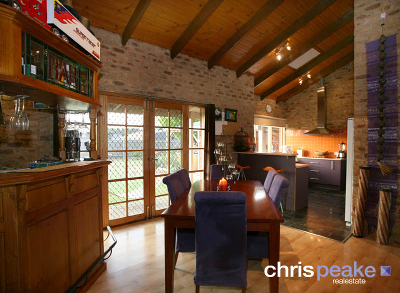 SOLID BRICK HOME ON 1196M2 BLOCK! Picture 3