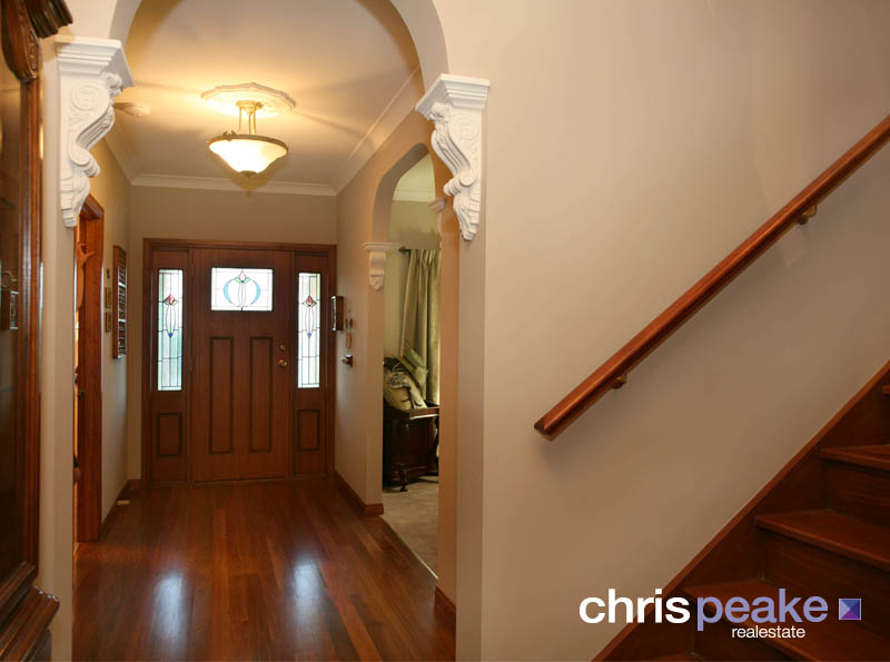 ALL THE CHARM OF YESTERYEAR Picture 3