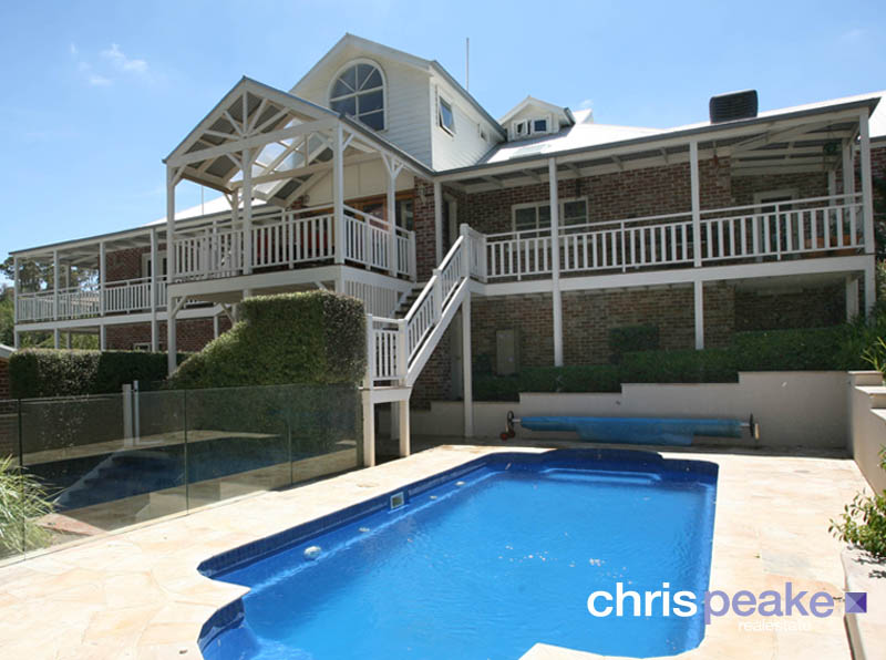 CAPTIVATING AND METICULOUS ON 1½ ACRES Picture 3