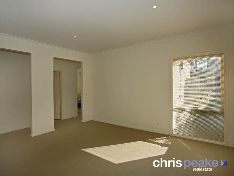 STYLISH TOWNHOUSE Picture 2