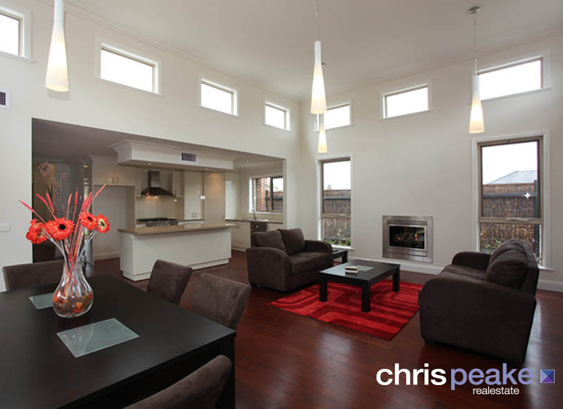 EXCEPTIONAL, EASY LIVING, TOWN HOME Picture 2