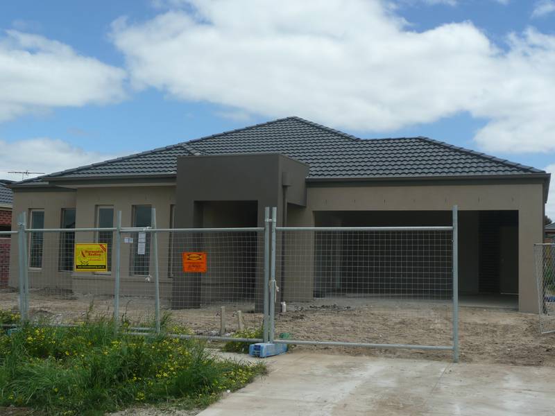 Spacious & Low Maintenance Living....... Picture 2