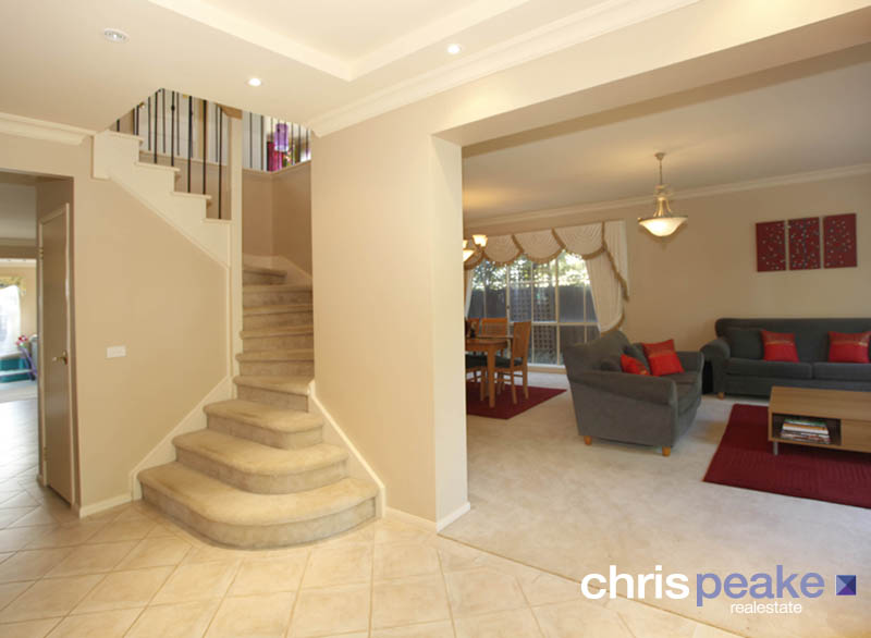 FAMILY LIVING IN A BLUE RIBBON LOCATION Picture 2