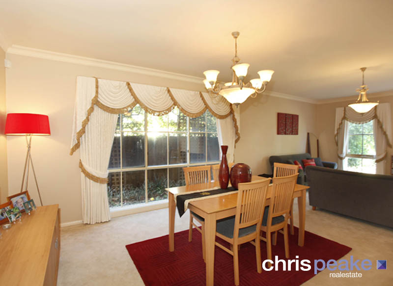 FAMILY LIVING IN A BLUE RIBBON LOCATION Picture 3