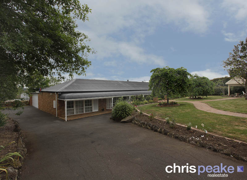 LIVING THE ACREAGE LIFESTYLE Picture 1