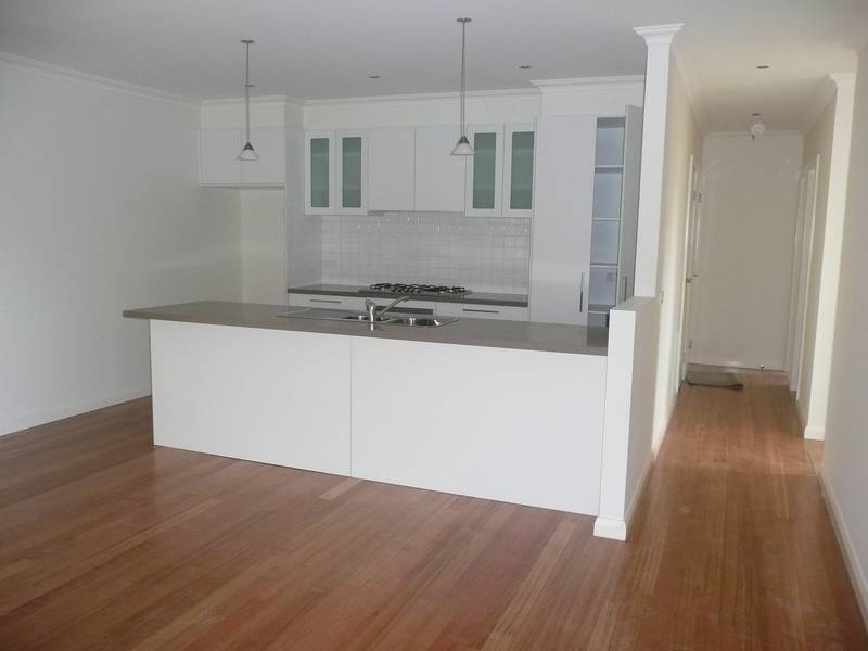 TOWNHOUSE WITH EXTRAS Picture 2