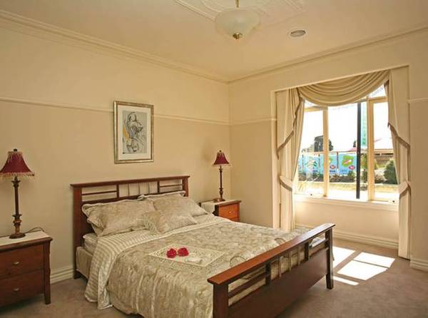 YESTERYEAR, INSTANTLY CAPTIVATING Picture 3