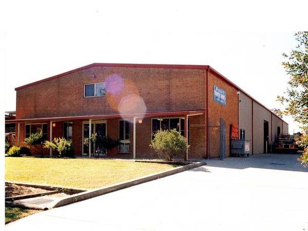 FREE STANDING FACTORY BAY Picture 1