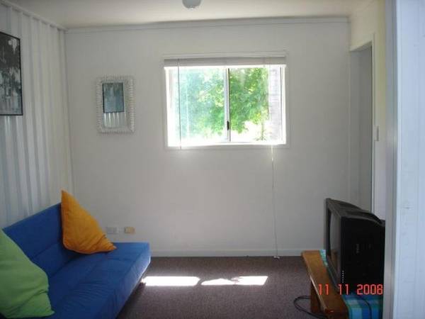 Cabin in rural setting Picture 3