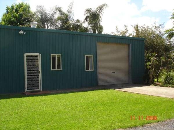 Cabin in rural setting Picture 1