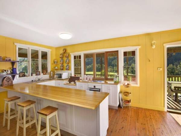 CHARMING COUNTRY FARMHOUSE Picture