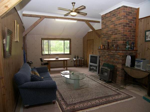 COUNTRY LIVING IN THE HEART OF TOWN Picture 2