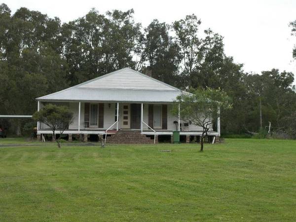 COUNTRY LIVING IN THE HEART OF TOWN Picture 1