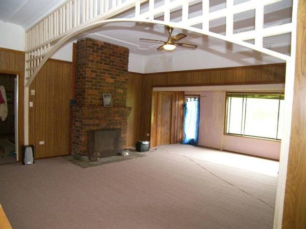 COUNTRY LIVING IN THE HEART OF TOWN Picture 3