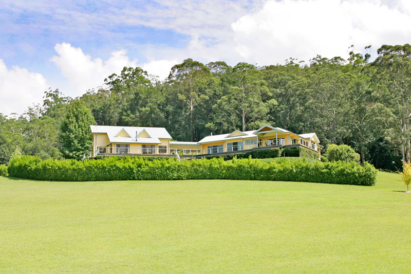 STRATHROY PARK - A COUNTRY DREAM Picture 1