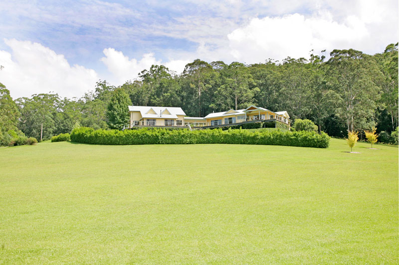 STRATHROY PARK - A COUNTRY DREAM Picture 1