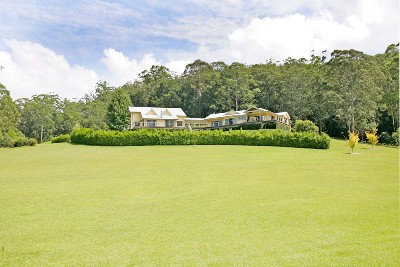 STRATHROY PARK - A COUNTRY DREAM Picture