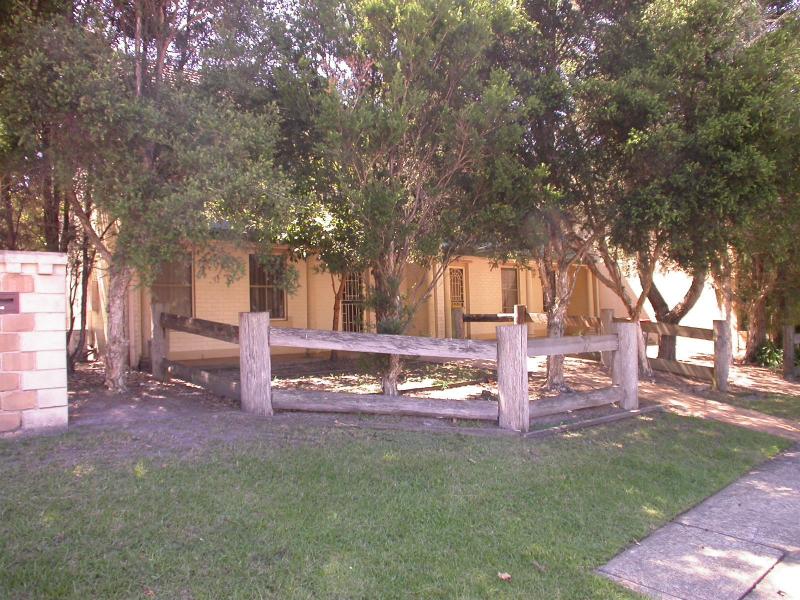 NEAT & WELL POSITIONED Picture 1